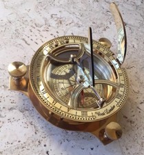 Kompass mit Sonnenuhr 